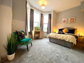 Funky Stylish Apartment! - 5 Minute Walk to the Best Beach! - Great Location - Parking - Netflix - Fast WiFi - Smart TV - Newly decorated - sleeps up to 4! Close to Bournemouth & Poole Town Centre & S